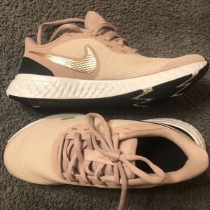 NEW Women’s Nike Revolution 6.5 sneakers